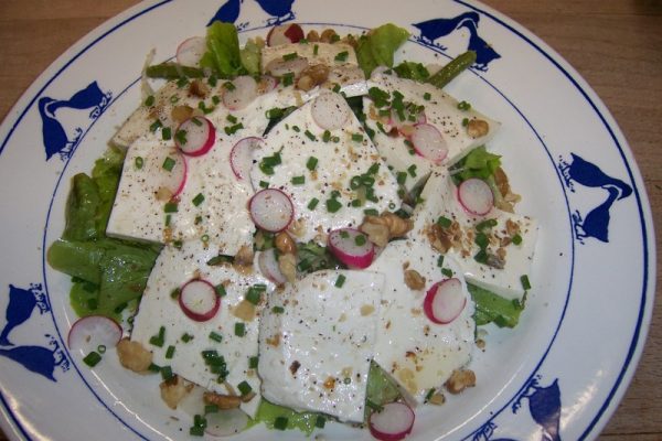 Salade d’émincé de tomme blanche à l’huile de noix