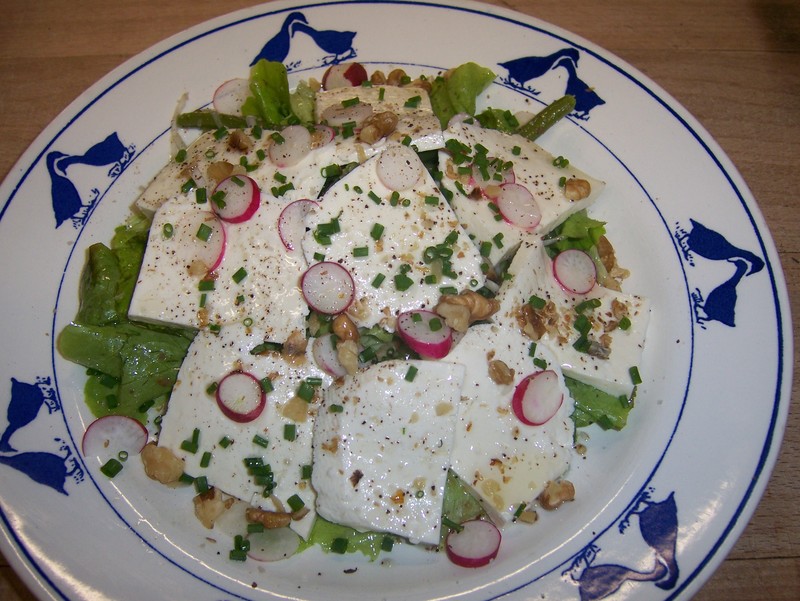 Salade d’émincé de tomme blanche à l’huile de noix