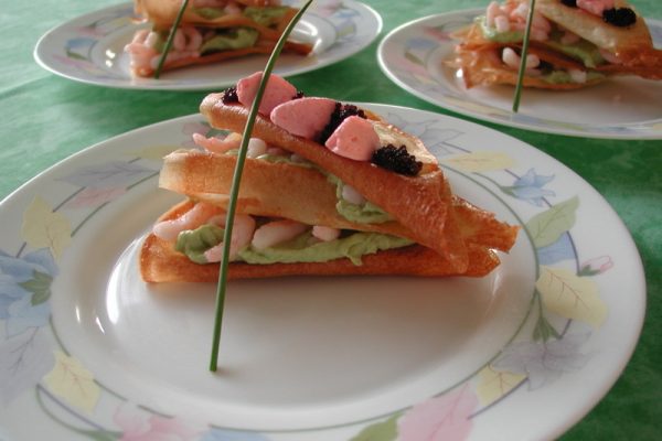 Mille-feuilles d’avocat aux crevettes