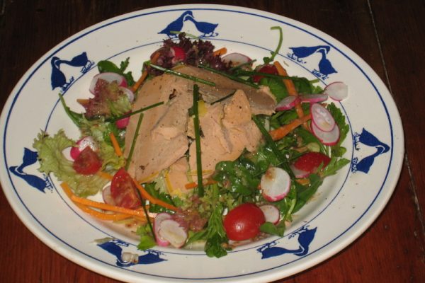 La salade folle au foie gras et aux pignons de pin
