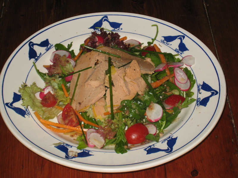 La salade folle au foie gras et aux pignons de pin