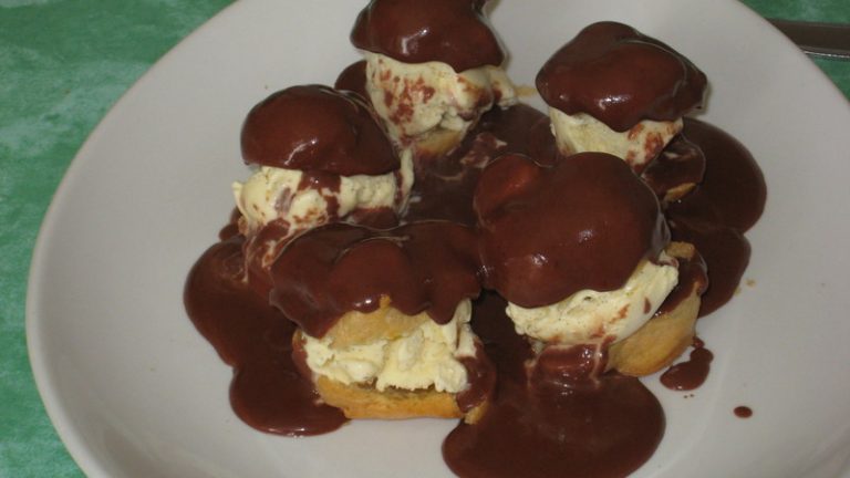 sauce chocolat et profiteroles