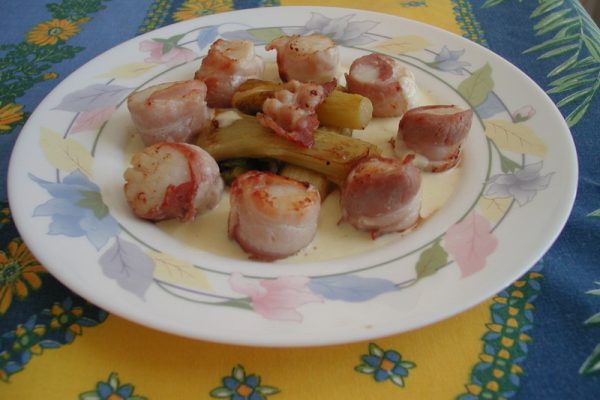Noix de Saint Jacques, poitrine fumée et crème de poireaux