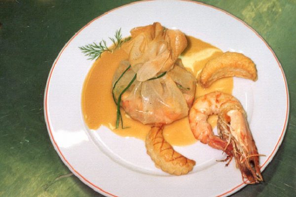 Aumônière de gambas eu beurre de crevettes et asperges vertes