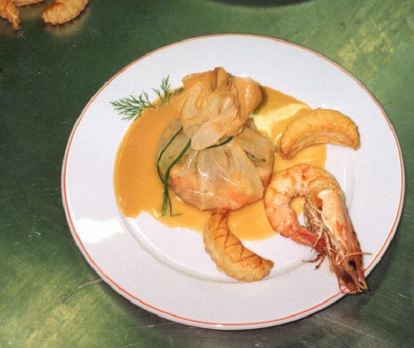 Aumônière de gambas eu beurre de crevettes et asperges vertes