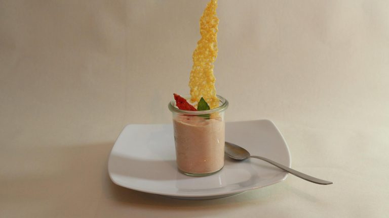 Mousse de tomate, croustilles d’Abondance au miel