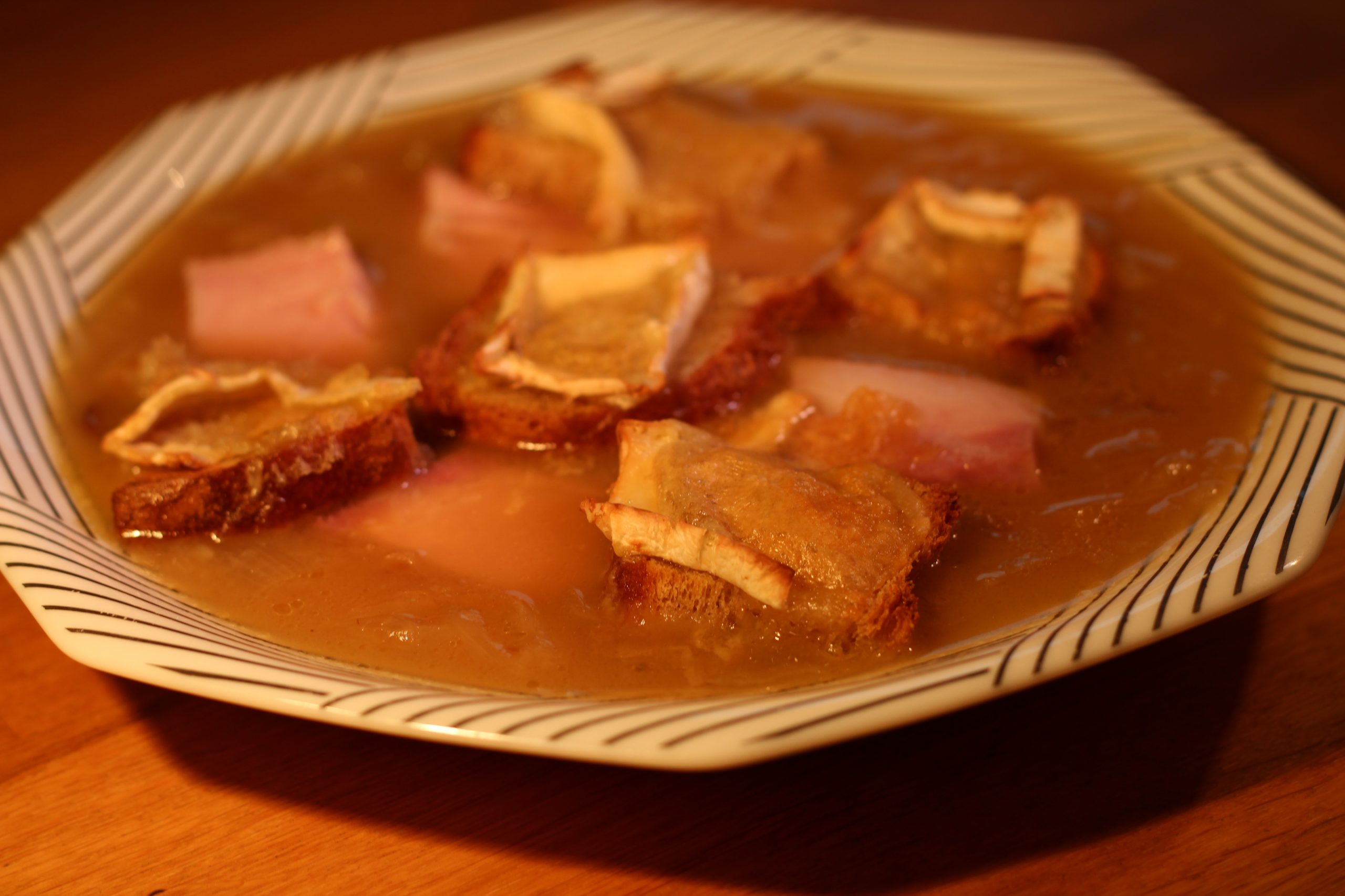 Soupe à l’oignon gratinée au neufchâtel