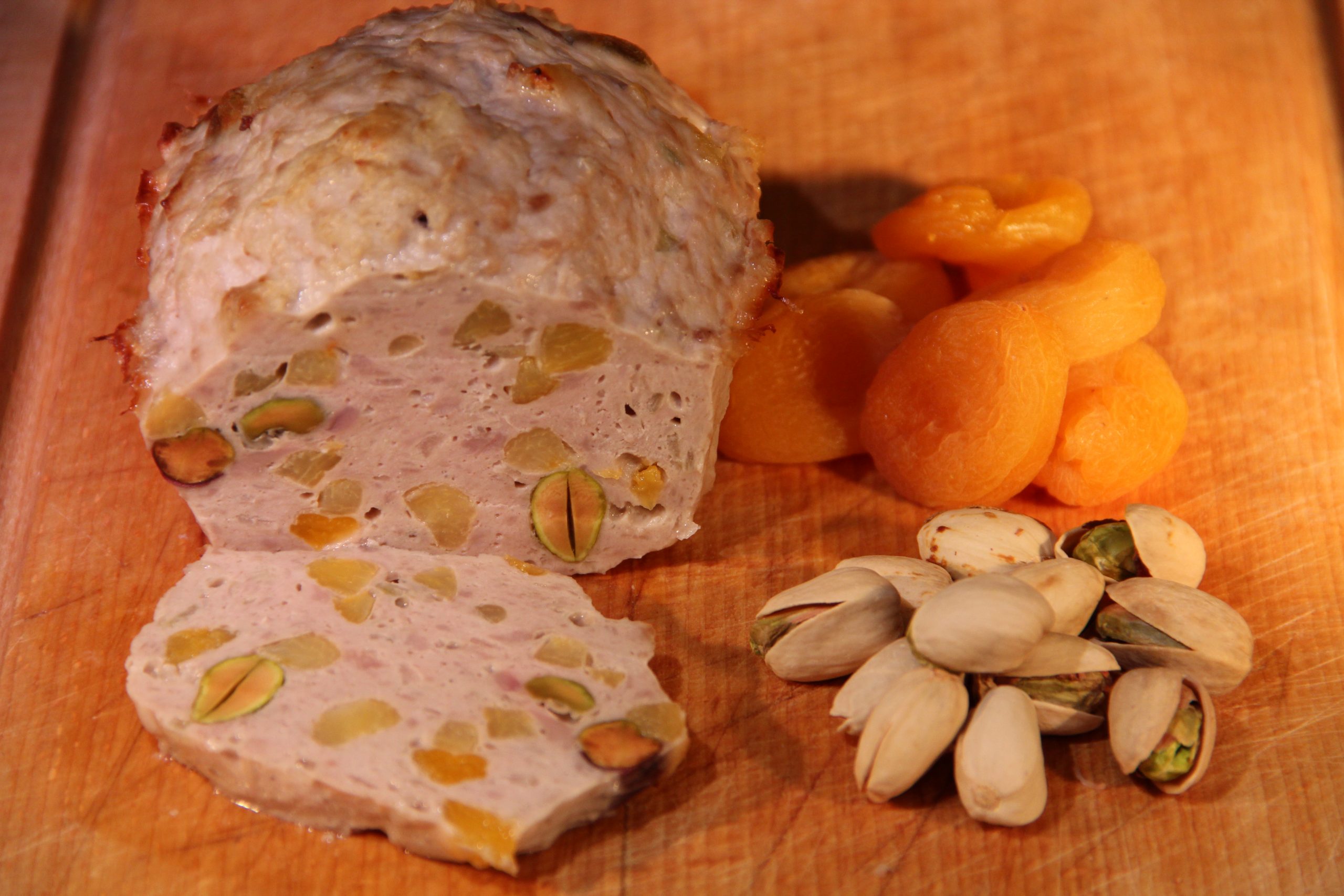 Terrine de volaille aux abricots secs et pistaches