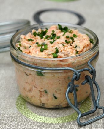 rillettes de saumon servie en bocaux