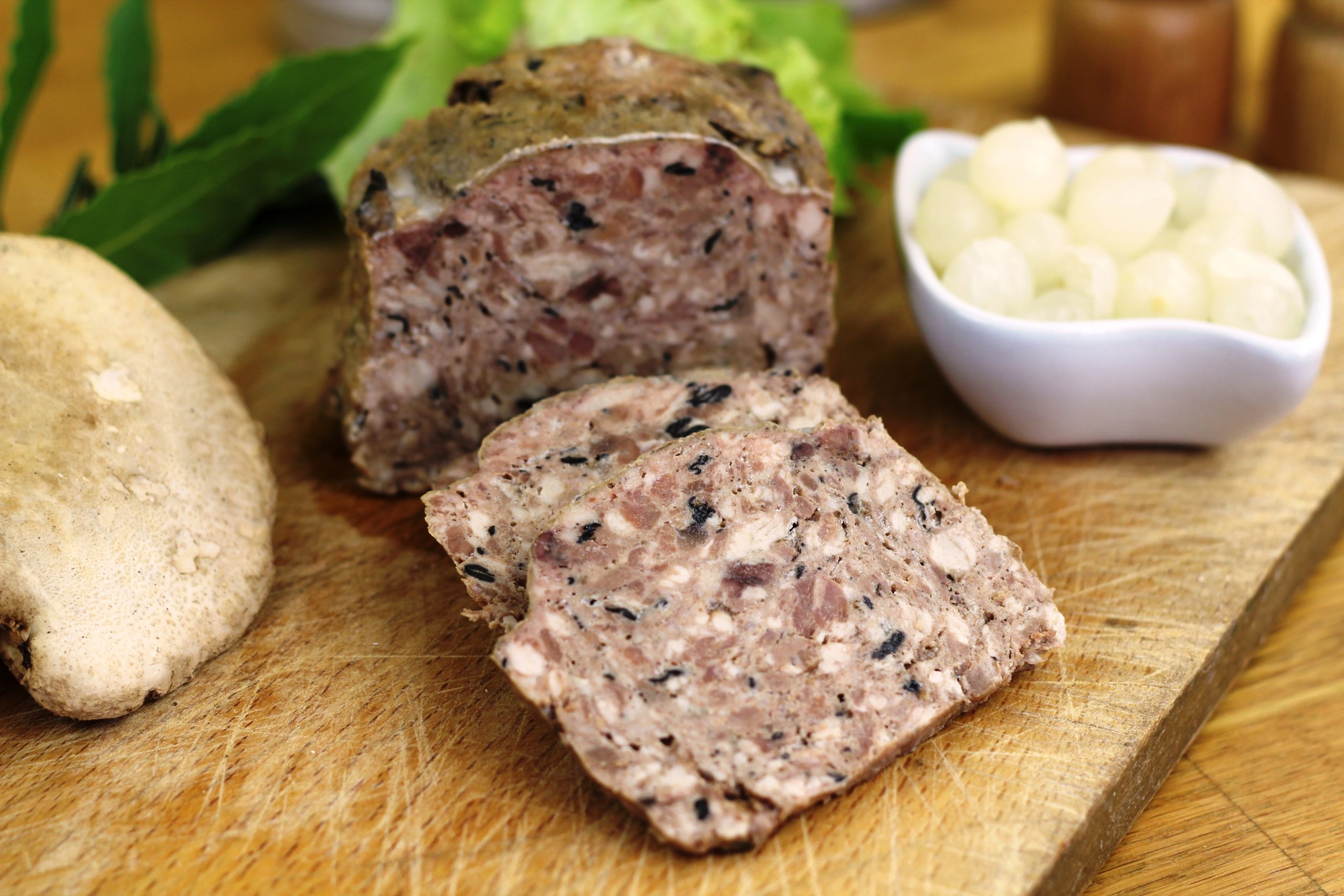 Terrine de campagne aux trompettes de la mort en bocaux