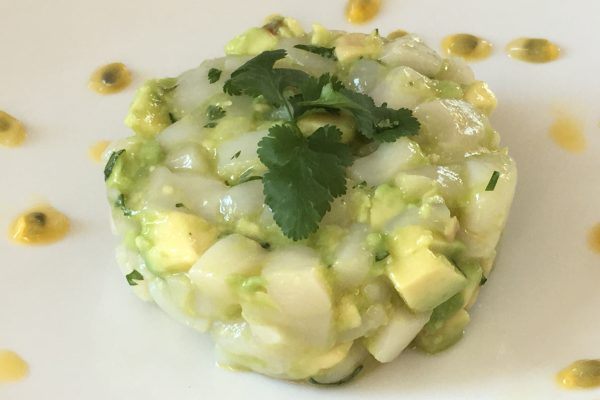 Tartare de saint Jacques et avocat au fruit de la passion