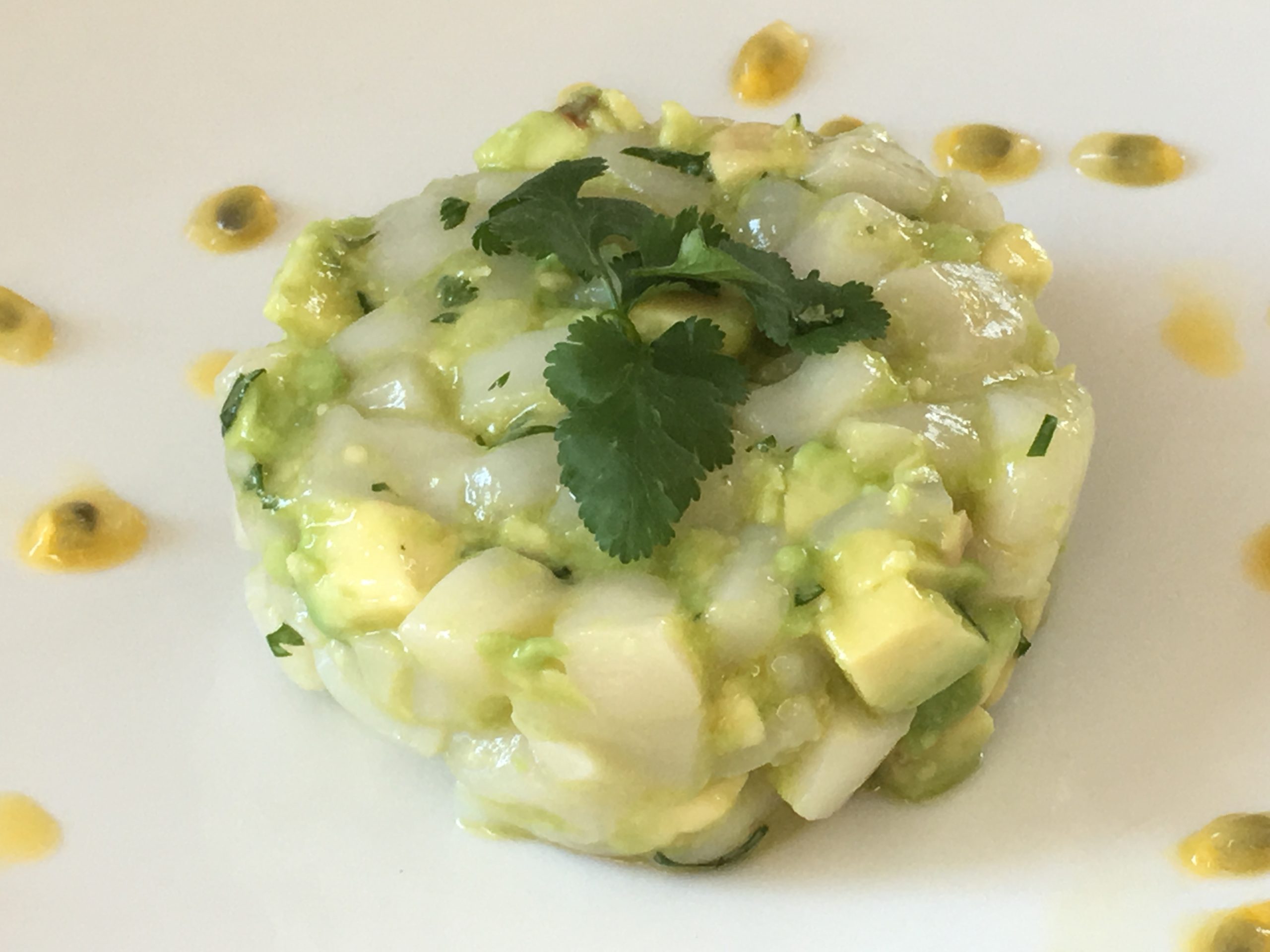 Tartare de saint Jacques et avocat au fruit de la passion