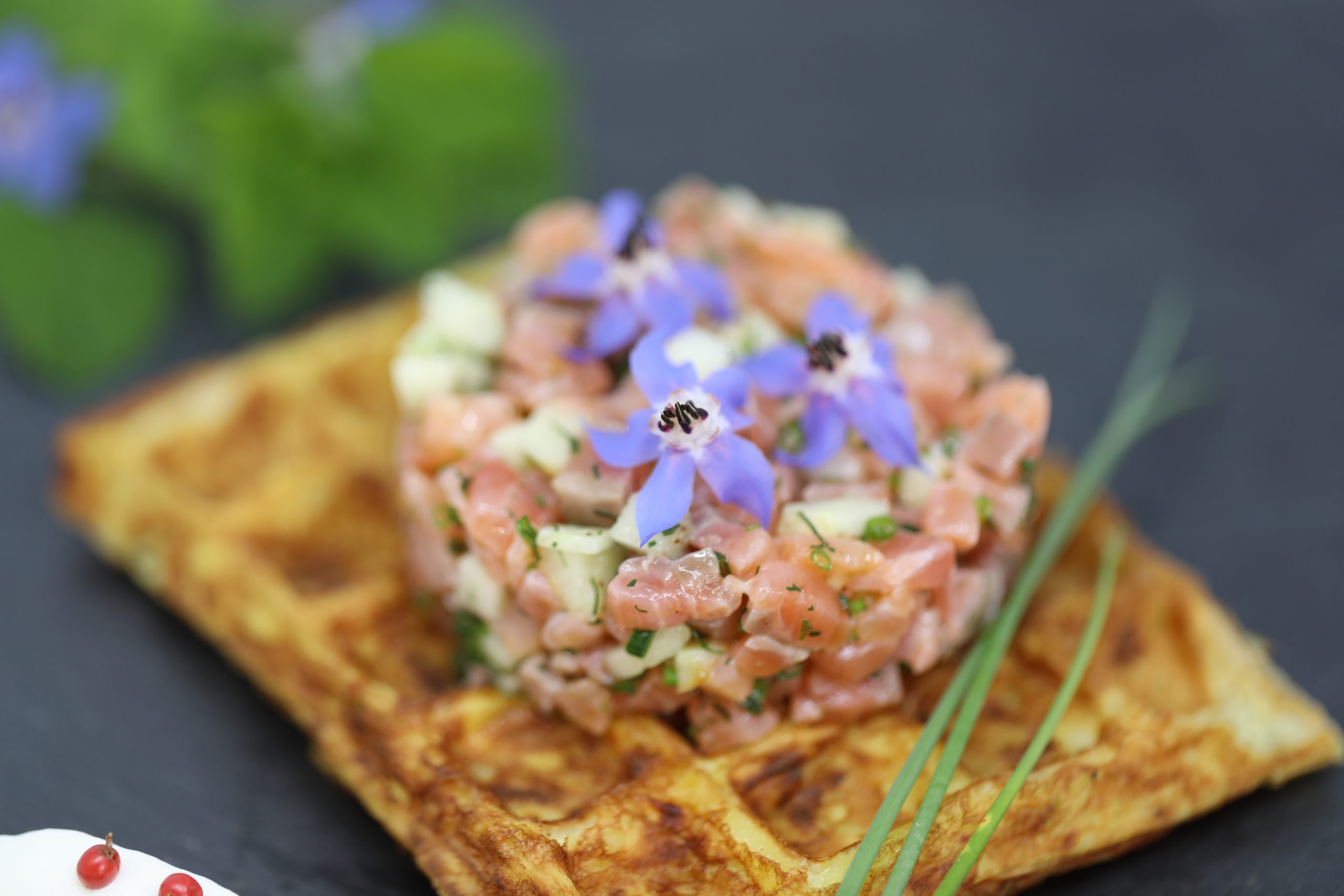 Gaufre de pomme de terre, tartare de saumon, crème yuzu