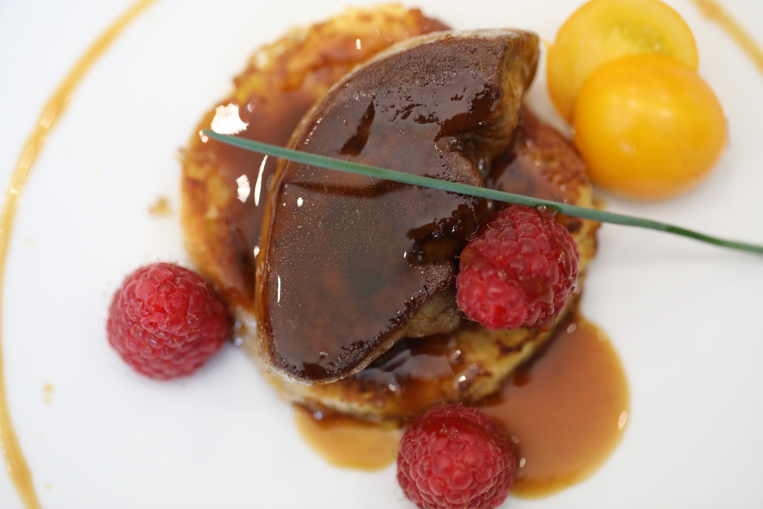 Escalope de foie gras poêlée sur pain perdu, jus au miel et framboise