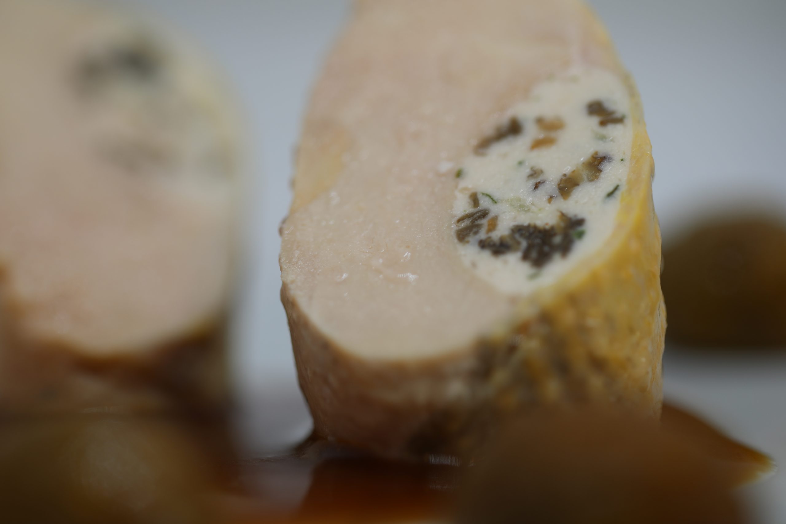 Suprême de poulet farci aux morilles basse température, brunoise de patate douce, châtaignes confites et poivre cubèbe