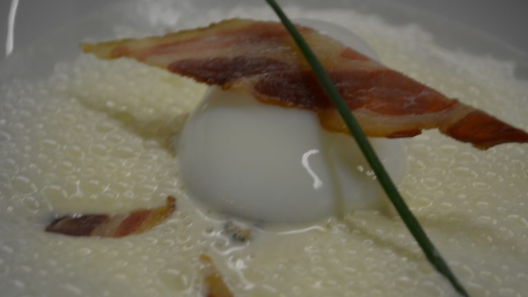 L’œuf extra frais 64,5°C, crème de neufchatel et croustille de poitrine de porc.