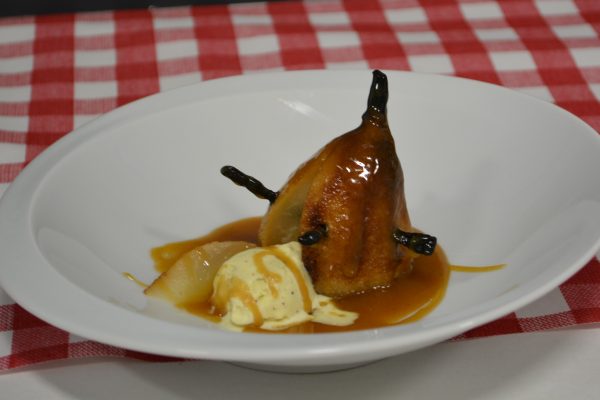 Poires rôties cloutées à la vanille, caramel au beurre et glace vanille