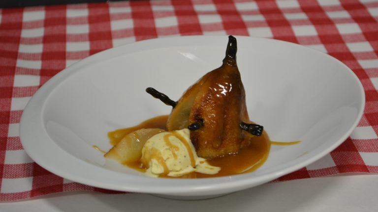 Poires rôties cloutées à la vanille, caramel au beurre et glace vanille