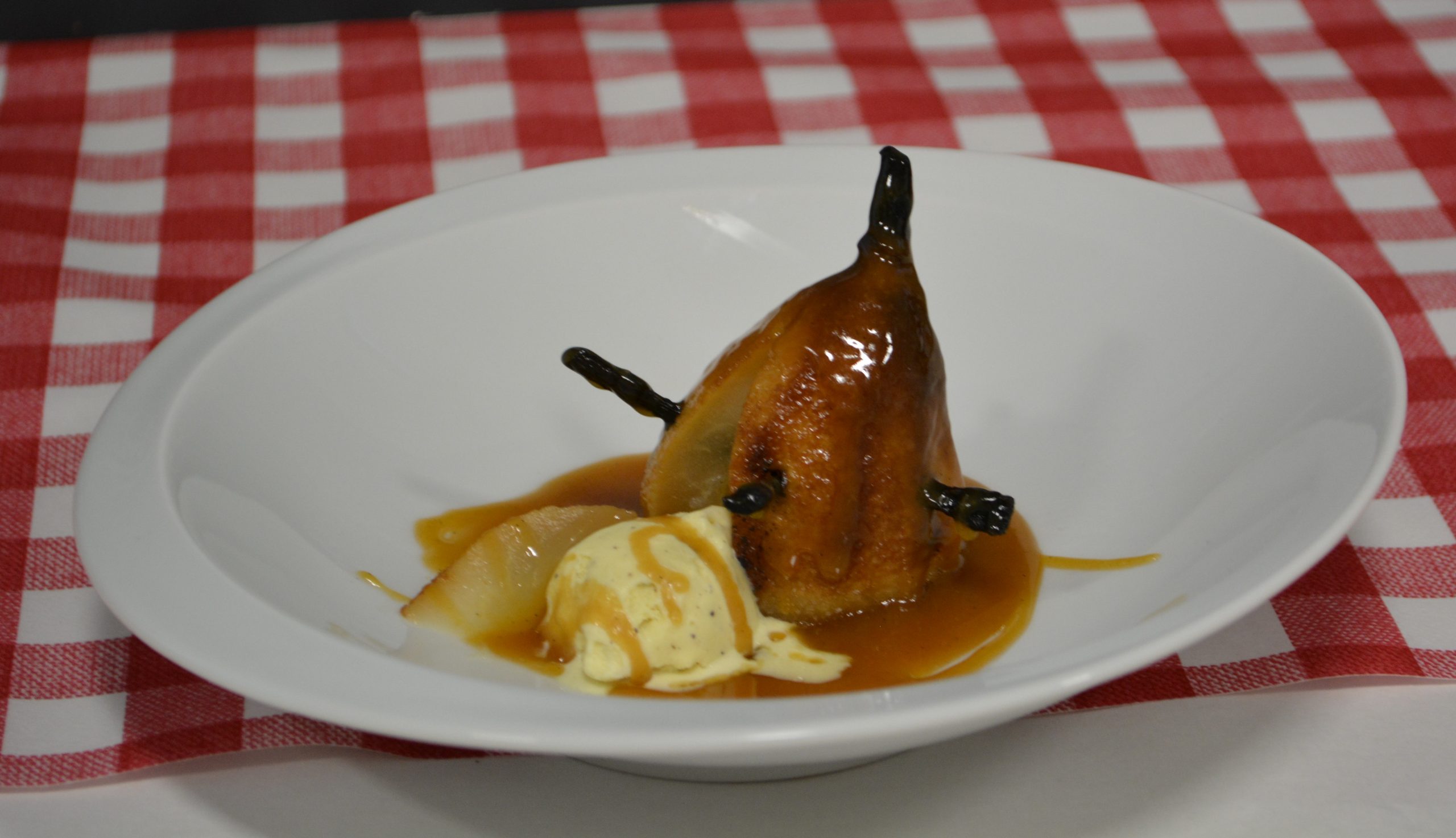 Poires rôties cloutées à la vanille, caramel au beurre et glace vanille