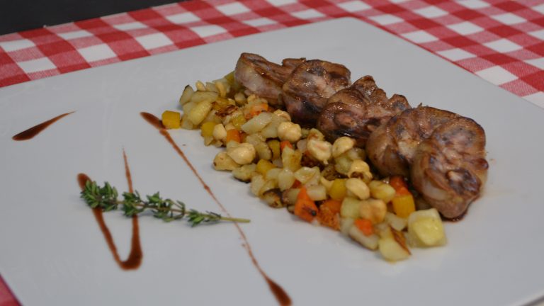 Rognon de veau poêlé, racines à l’huile de noisettes