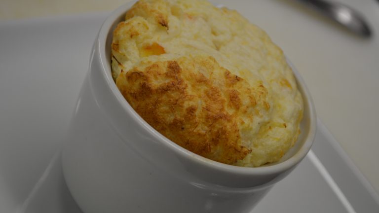 Soufflé de haddock, crème de girolles