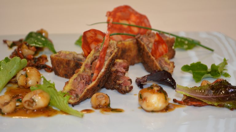 Pied de veau pané, chorizo et chipirons