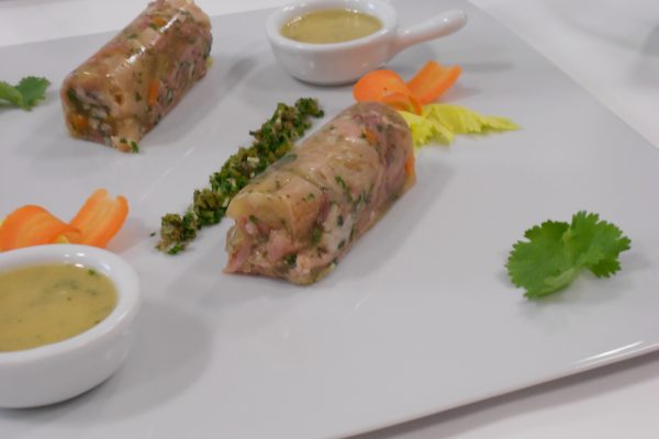 Fromage de tête de  porc, salade frisée aux noix