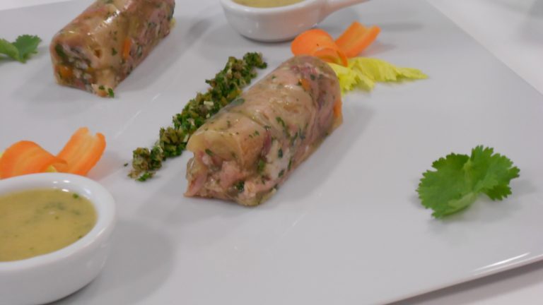Fromage de tête de porc, salade frisée aux noix