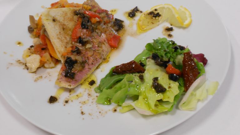 Escabèche de rouget, grecque de légumes et vinaigrette niçoise.