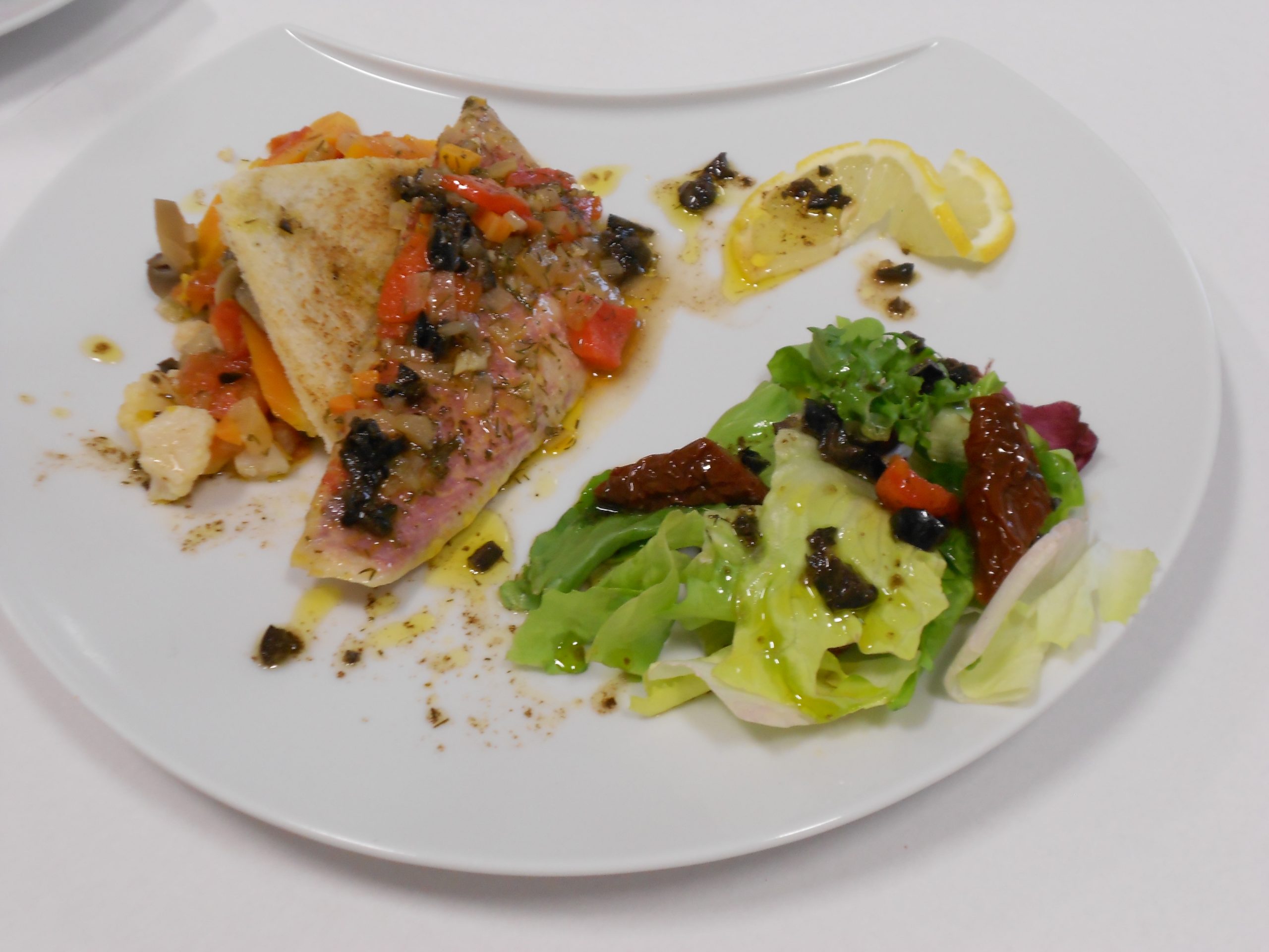 Escabèche de rouget, grecque de légumes et vinaigrette niçoise.