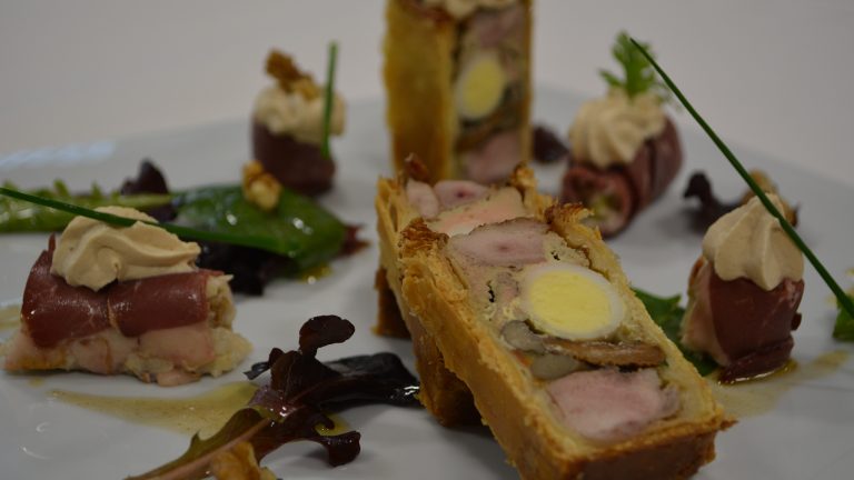 Caille et foie gras en pâté en croûte, salade simple