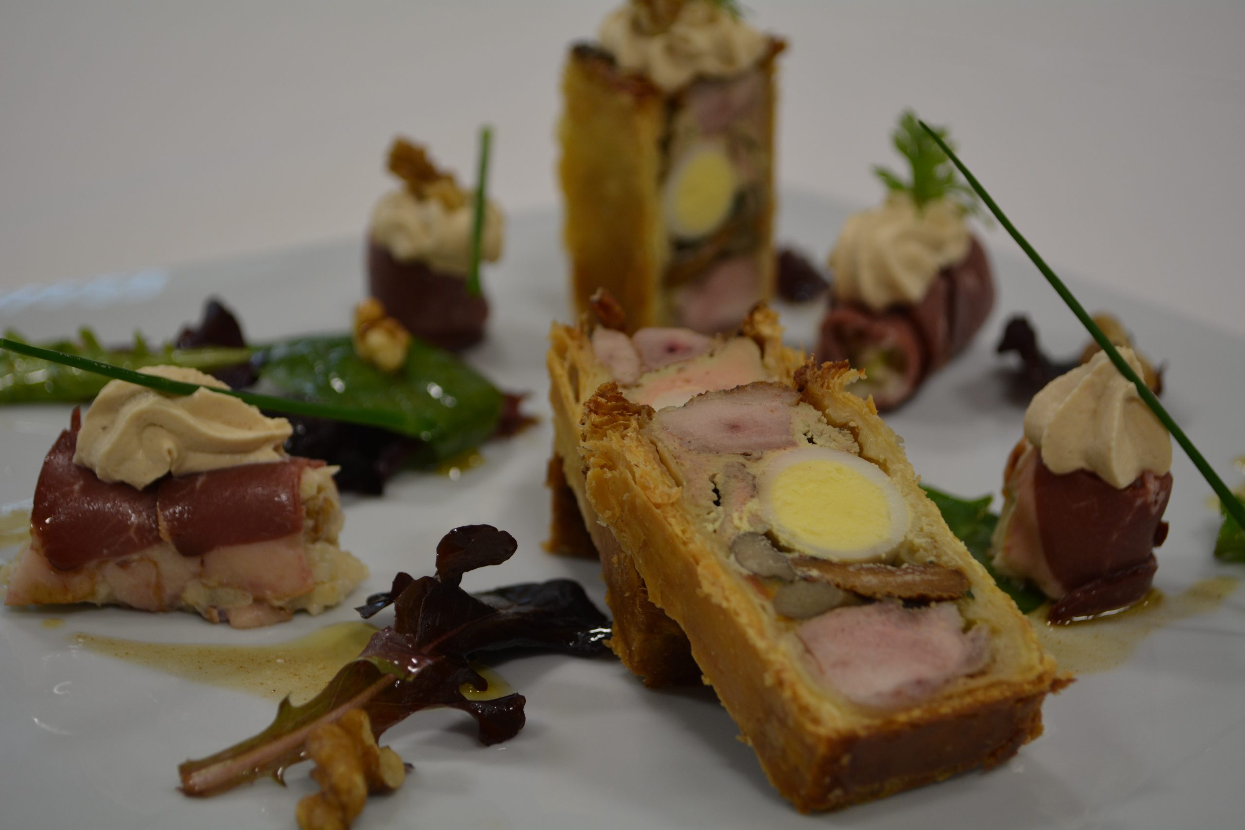 Caille et foie gras en pâté en croûte, salade simple