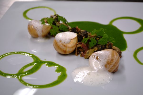 Sablé d’escargots aux champignons,crème de persil et lait d’ail