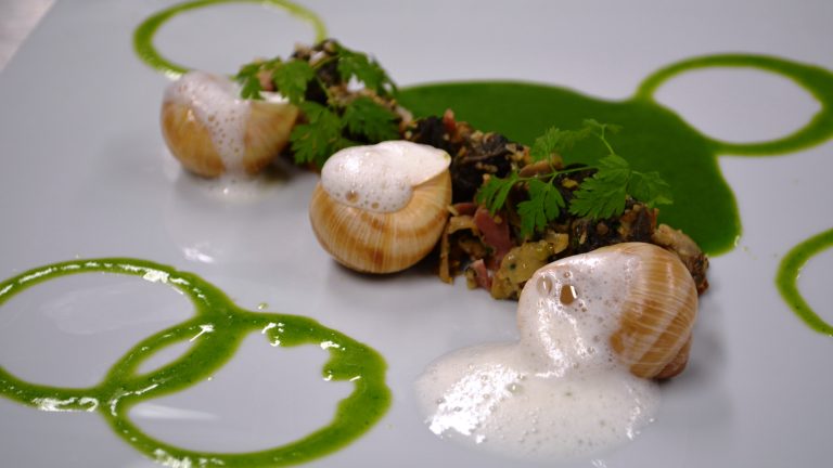 Sablé d’escargots aux champignons,crème de persil et lait d’ail