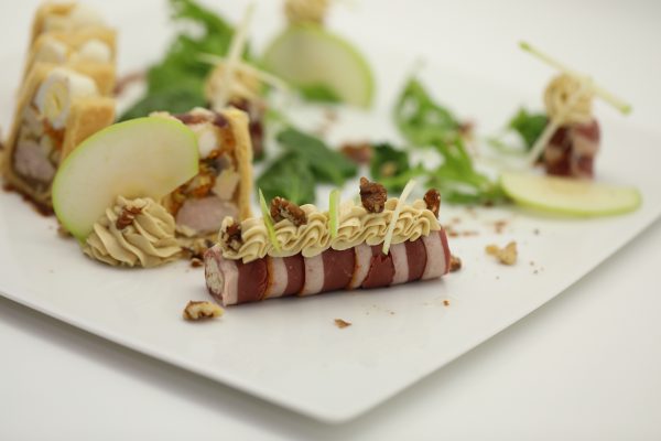 Picatta de magret fumé, rémoulade aux noix, mousse de foie gras