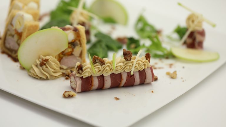 Picatta de magret fumé, rémoulade aux noix, mousse de foie gras