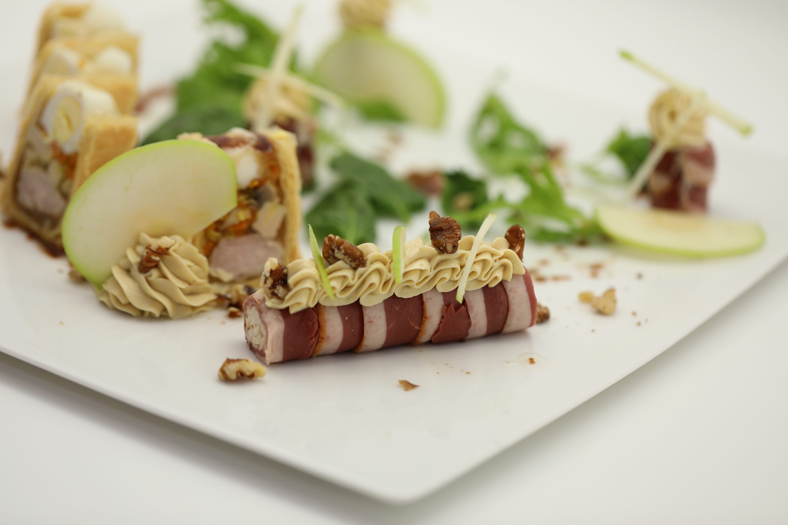 Picatta de magret fumé, rémoulade aux noix, mousse de foie gras