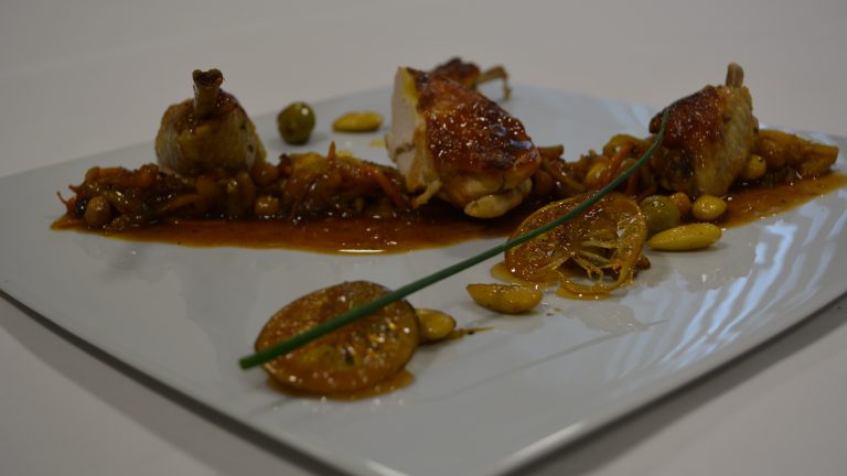 Poulet au citron de Menton, amandes, abricots, olives et pois chiches en wok de légumes