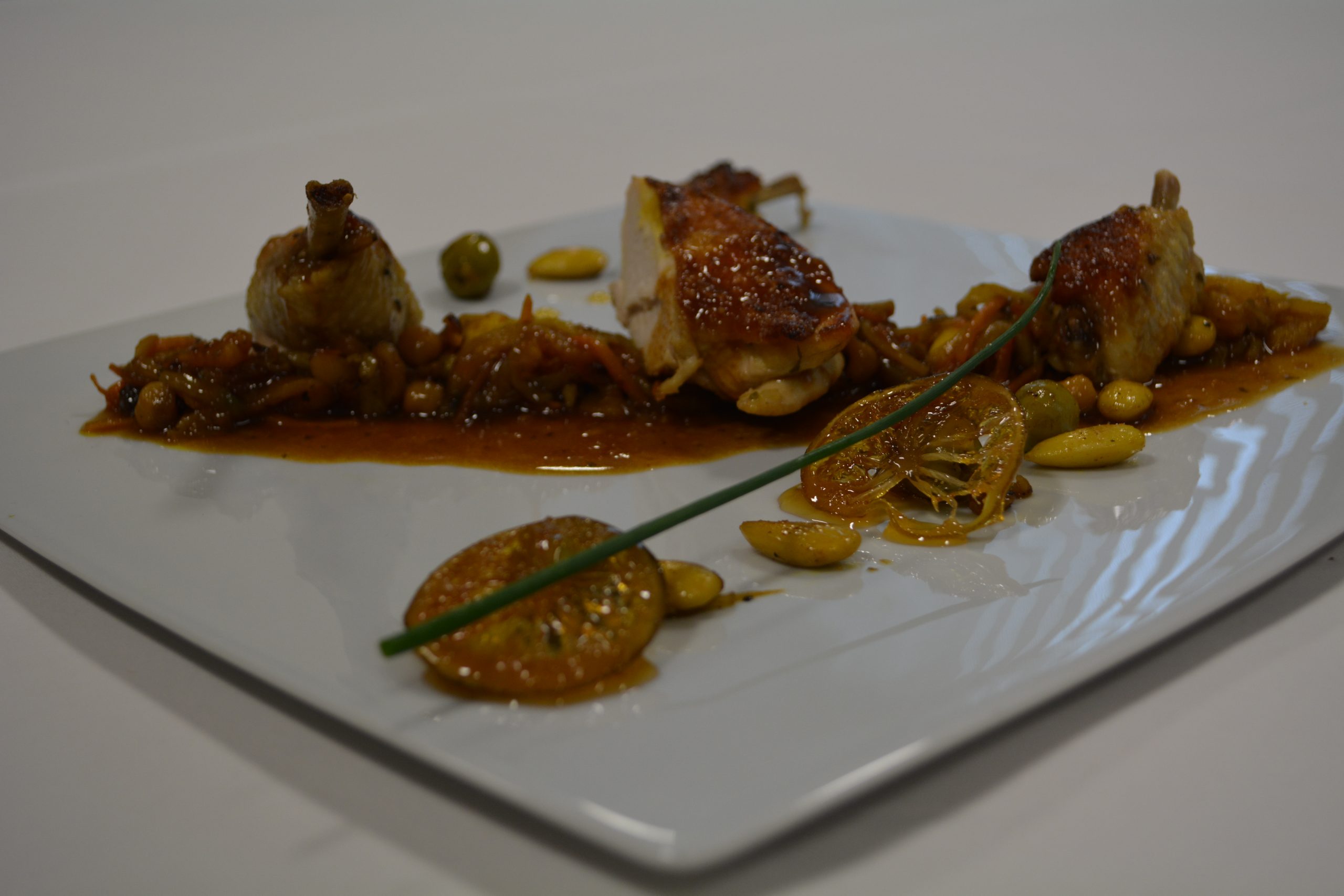 Poulet au citron de Menton, amandes, abricots, olives et pois chiches en wok de légumes