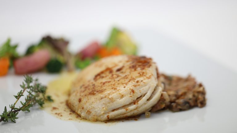 Dodine de raie tapenade, pancetta au beurre mousseux