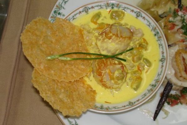 Risotto de Saint-Jacques, émulsion de jus de coques safranées
