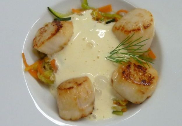 Noix de saint Jacques petits légumes et beurre blanc