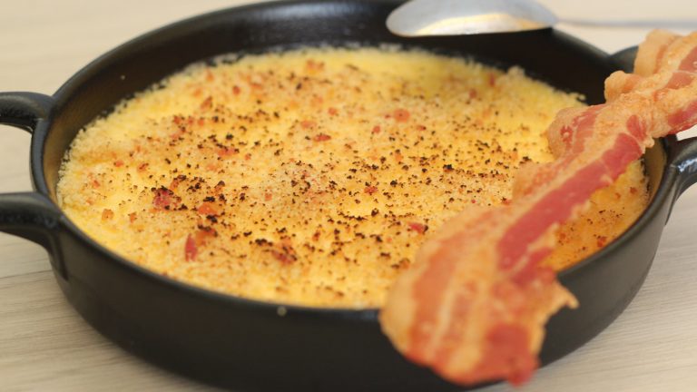 Crème brûlée au Beaufort, poudre de lard