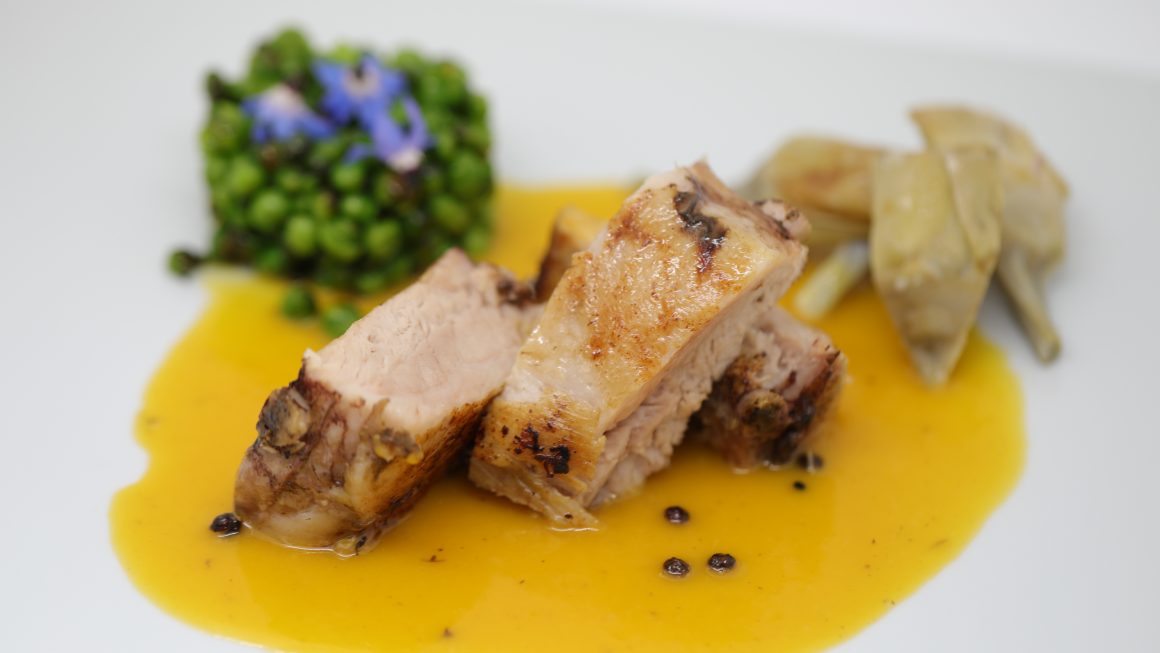 Travers de porc basse température à l'orange et baies timut