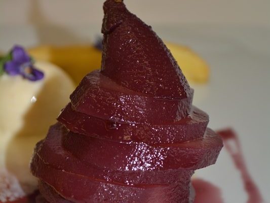 Poire pochée au vin d’épices sous vide