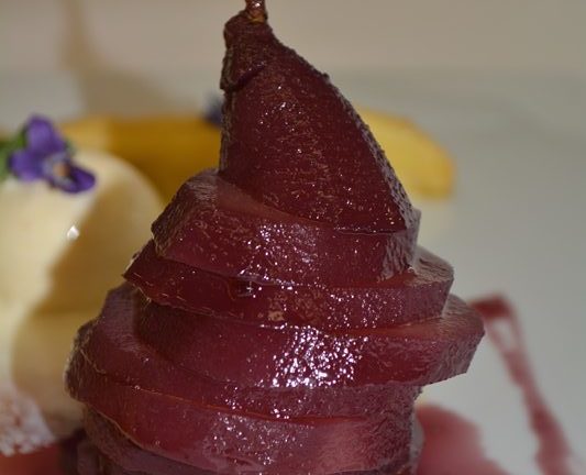 Poire au vin rouge épicé