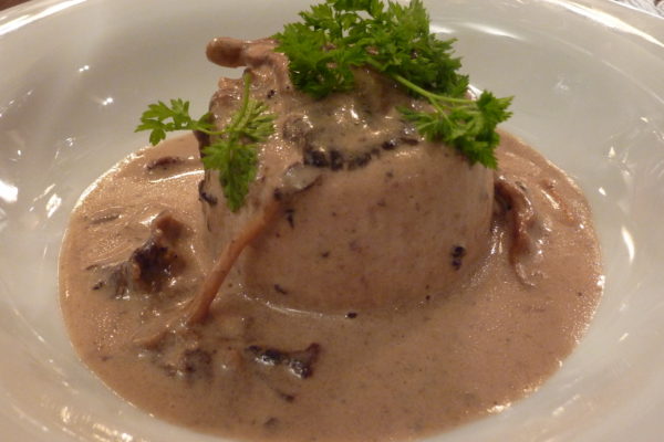 Gâteau de foies blonds, crème de chanterelles et morilles