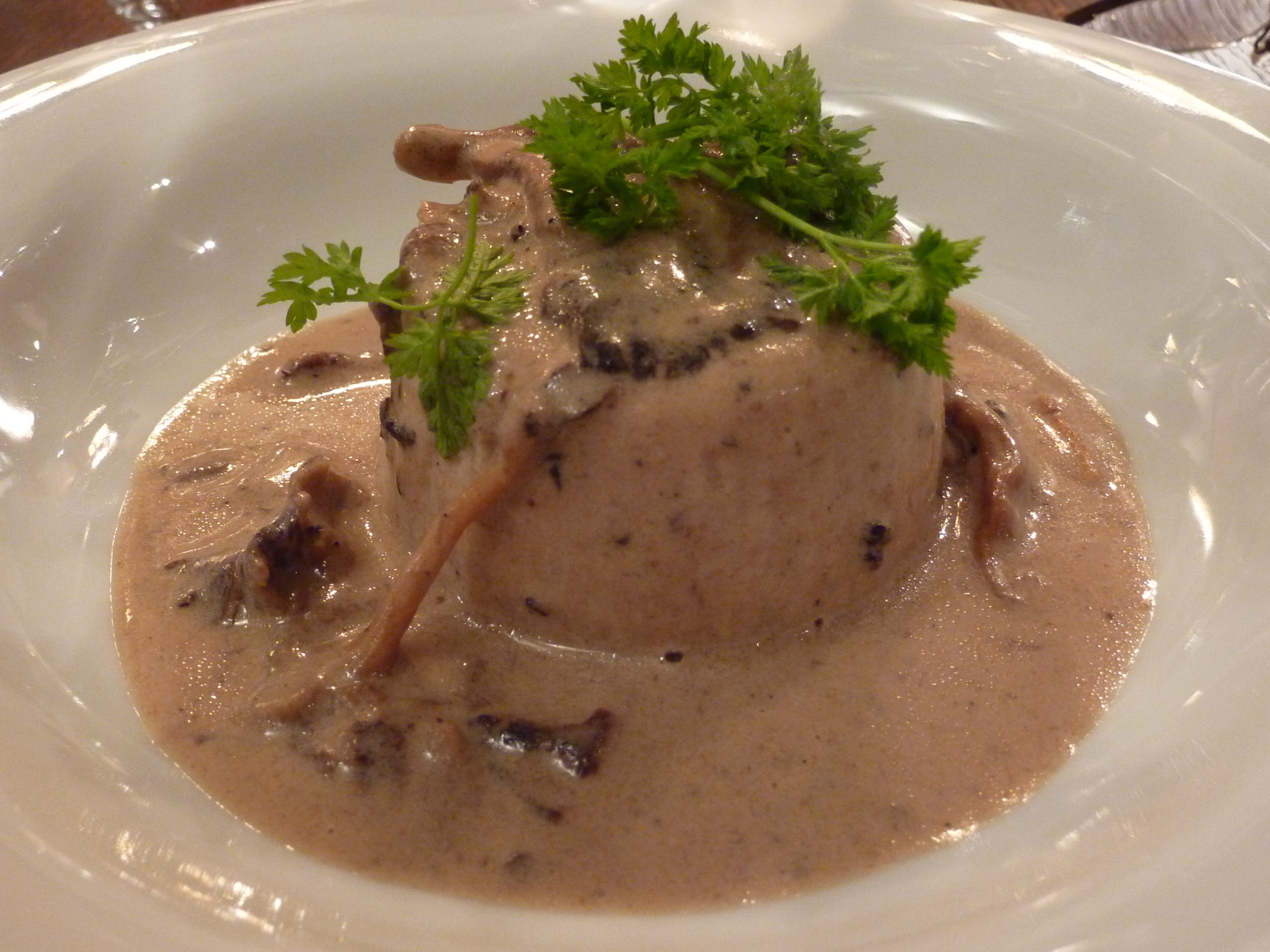 Gâteau de foies blonds, crème de chanterelles et morilles