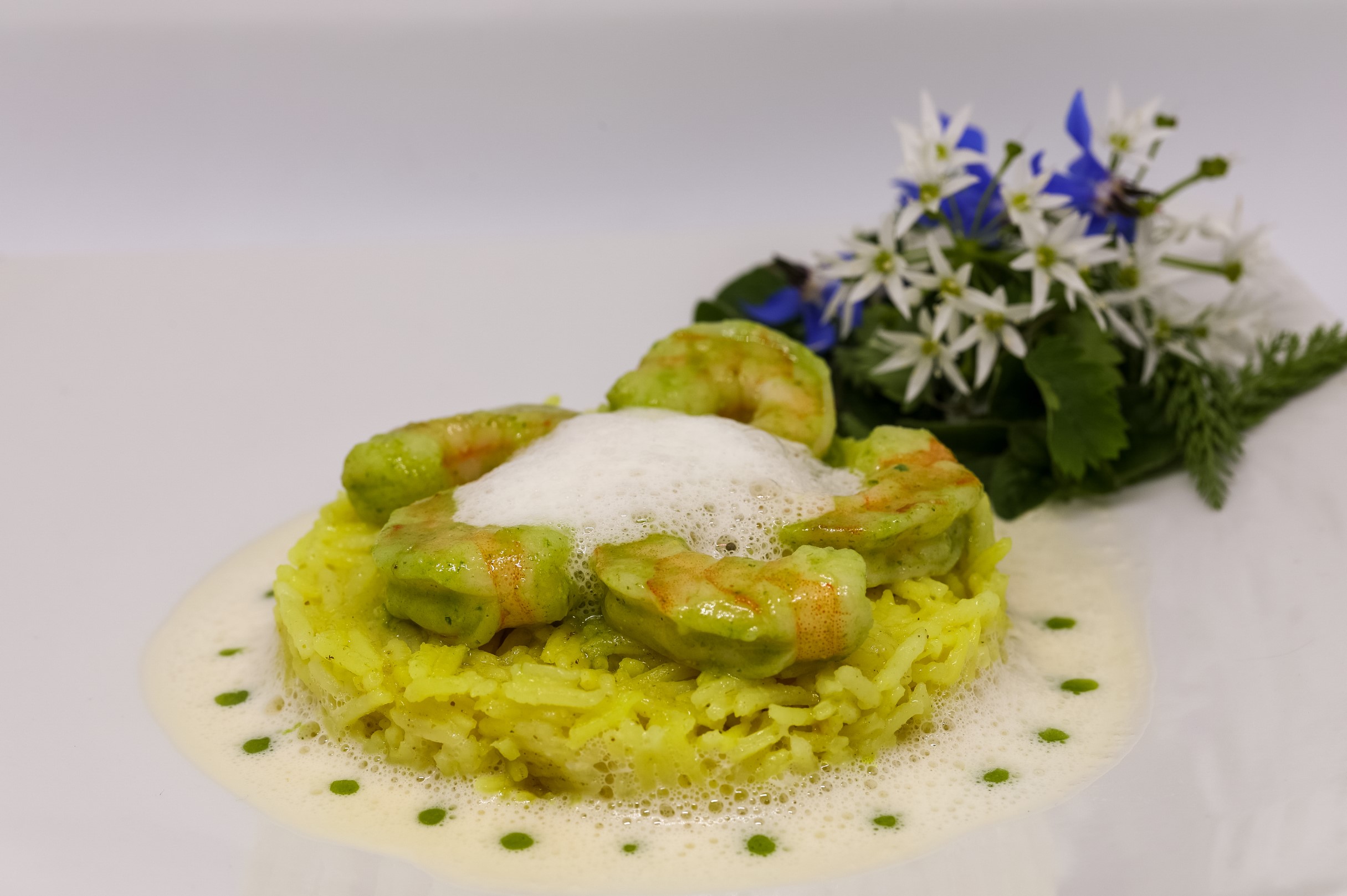 Crevettes basse température au pesto d’herbes du jardin, riz safrané, écume et beurre nantais