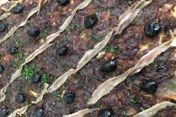 Pissaladière aux oignons rouges